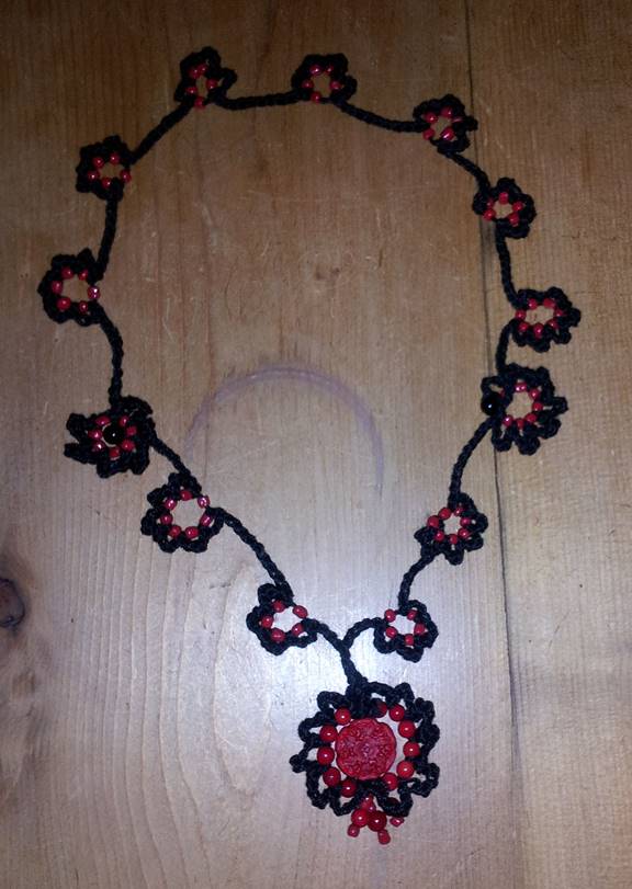 Coco's crochet necklace med